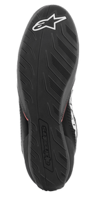 Alpinestars Tech-1 K Start V2 Schuhe, Karting-Schuhe, Sohlenansicht, schwarzer Gummi mit strukturiertem Profilmuster, weißes Alpinestars-Logo und geprägtes Fersen-Branding, entwickelt für optimalen Grip auf den Rennpedalen