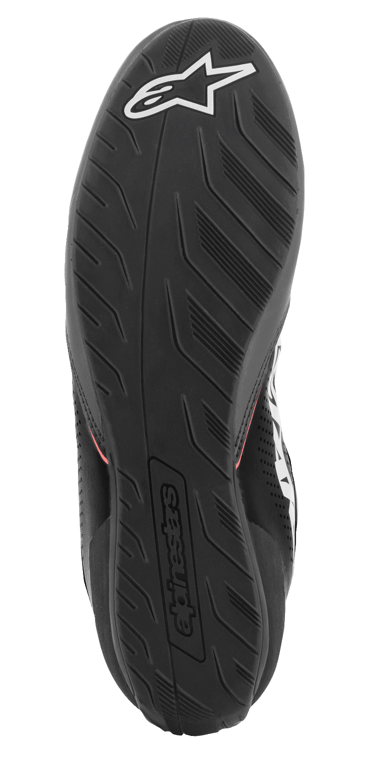 Alpinestars Tech-1 K Start V2 Schuhe, Karting-Schuhe, Sohlenansicht, schwarzer Gummi mit strukturiertem Profilmuster, weißes Alpinestars-Logo und geprägtes Fersen-Branding, entwickelt für optimalen Grip auf den Rennpedalen