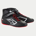 Alpinestars Tech-1 KX V3 Schoenen, karting schoenen, zwart, wit en rood, met witte Alpinestars-logo's, rode asymmetrische veters en een rode buitenzool, slanke thermisch gelaste constructie met lasergeknipte perforaties en verstelbare enkelbandjes voor motorsportprestaties.