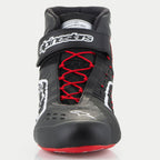 Alpinestars Tech-1 KX V3 schoenen, kartschoenen, zwart, wit en rood, vooraanzicht met rode asymmetrische veters, een zwarte klittenband enkelband met witte branding en een FIA 8877-2022 certificeringslabel op de tong