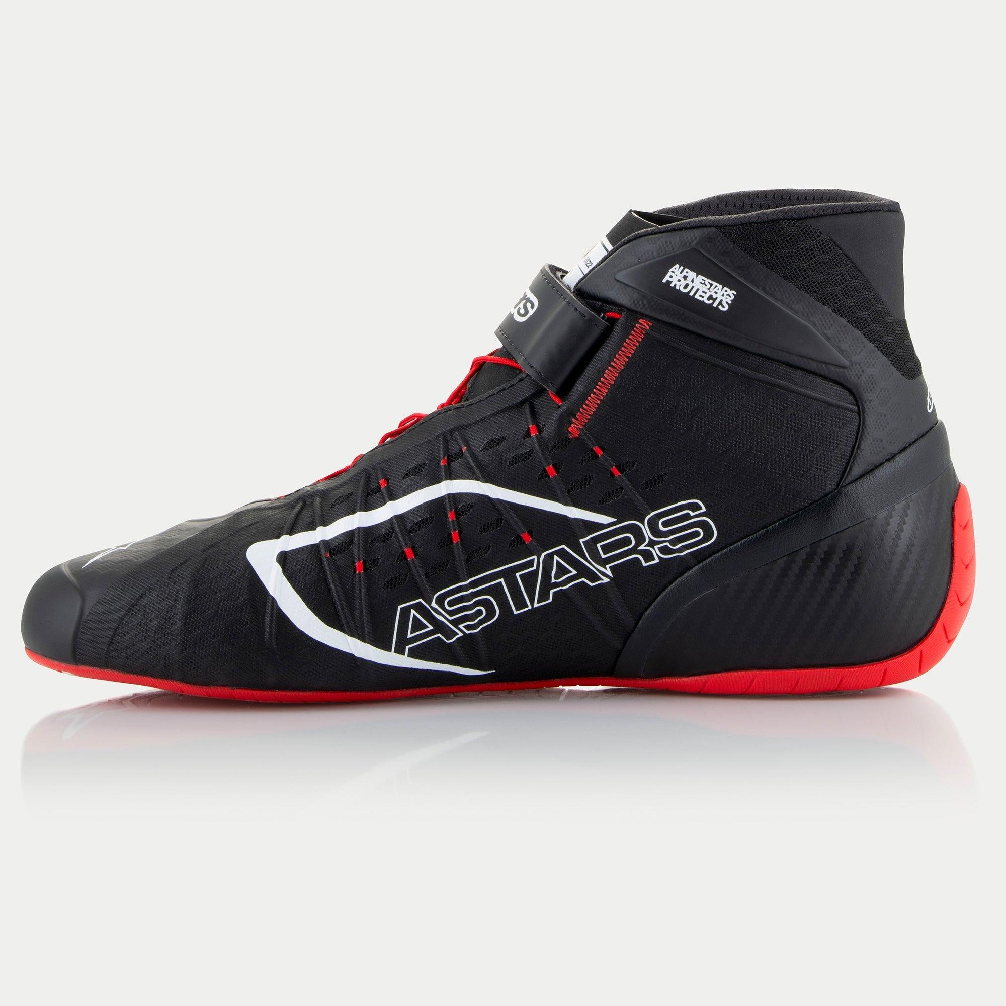 Alpinestars Tech-1 KX V3 kartschoenen, zwart, wit en rood, zijaanzicht met wit ASTARS-logo, rode buitenzool en lasergesneden perforaties, professionele motorsportschoenen voor racing