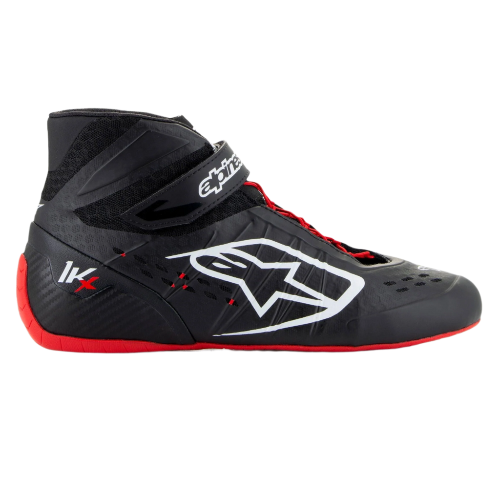 Alpinestars Tech-1 KX V3 kartschoenen, kartraceschoenen, zwart wit en rood, zijprofiel met naadloze thermisch gelaste constructie, groot wit zijlogo, hoog model met klittenbandsluiting en dunne rode rubberen zool