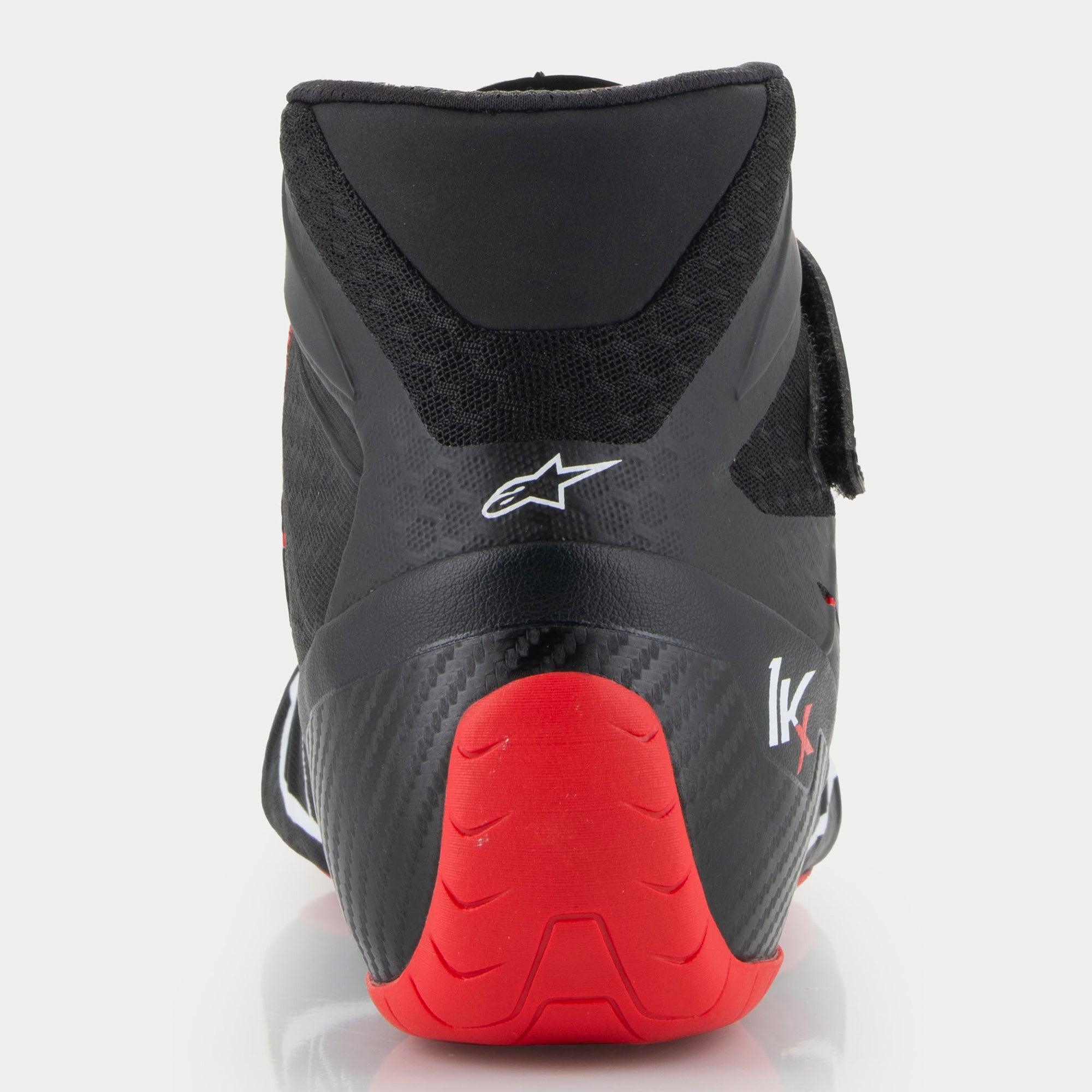 Alpinestars Tech-1 KX V3 schoenen, kartschoenen, zwart wit rood, achteraanzicht met de voorgevormde rode hiel en het witte logo, met een gestructureerde afwerking en ademende mesh-kraag voor circuitprestaties