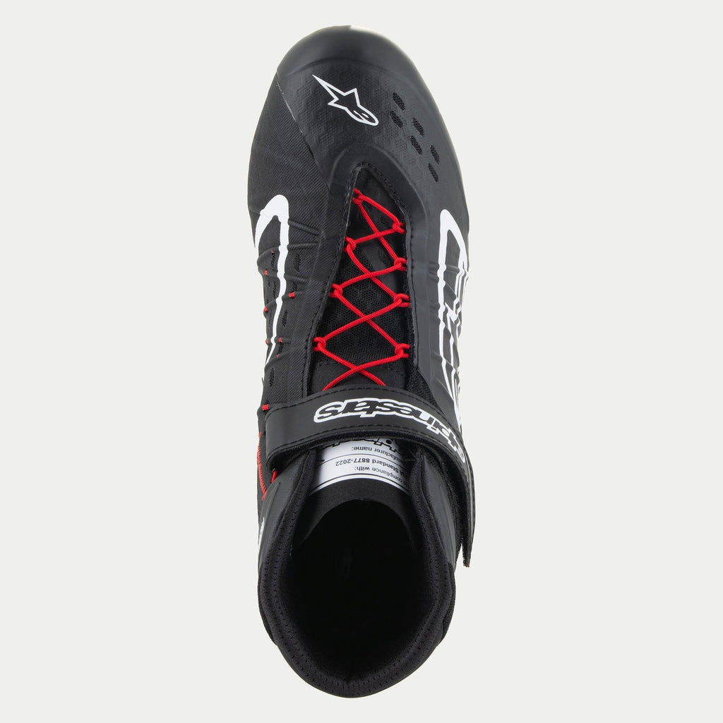 Alpinestars Tech-1 KX V3 schoenen, kartingschoenen, zwart, wit en rood, bovenaanzicht met rode veters en een zwarte enkelband met witte merknaam, wit Alpinestars-logo op de neus, gestroomlijnd ademend ontwerp voor autosportprestaties