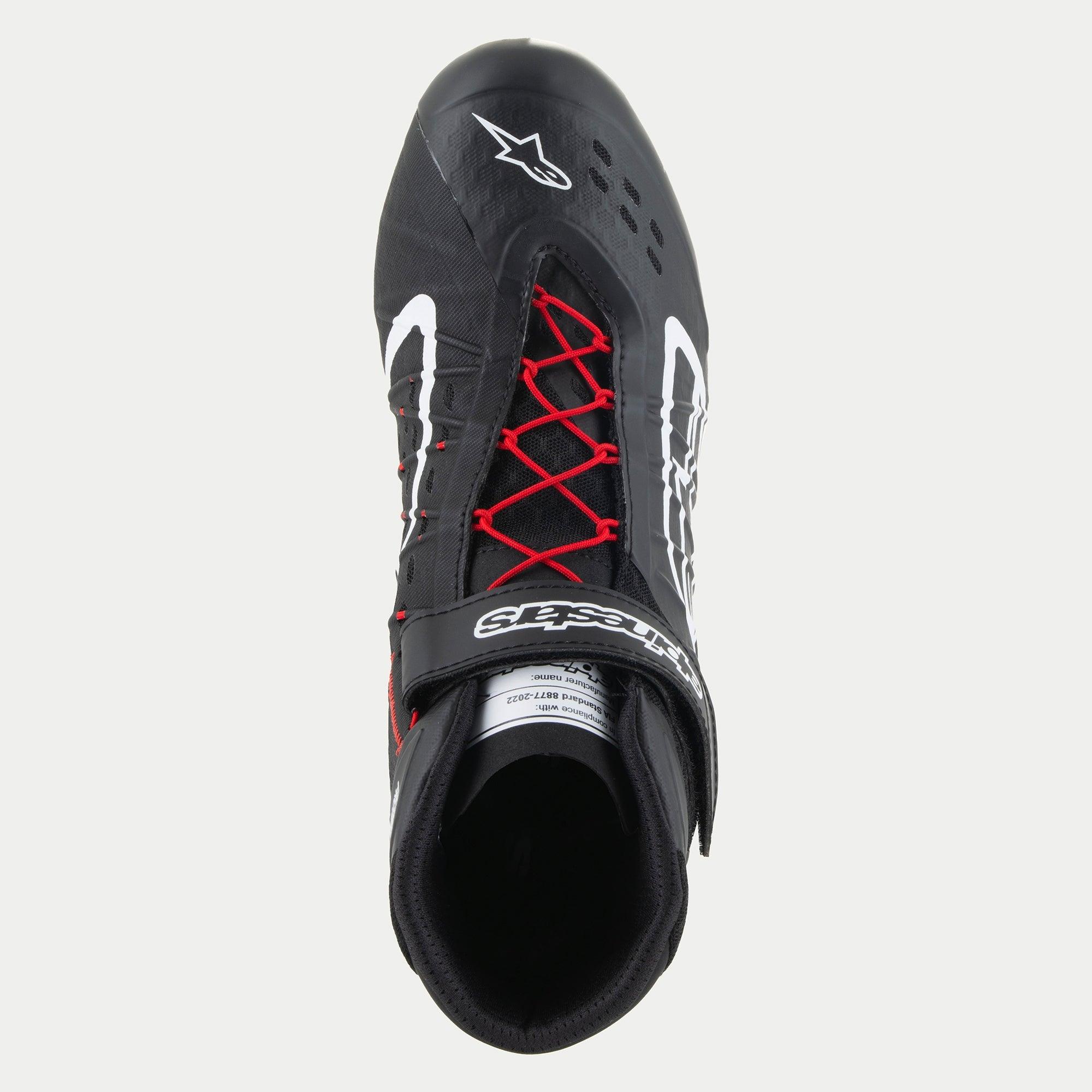 Alpinestars Tech-1 KX V3 schoenen, kartingschoenen, zwart, wit en rood, bovenaanzicht met rode veters en een zwarte enkelband met witte merknaam, wit Alpinestars-logo op de neus, gestroomlijnd ademend ontwerp voor autosportprestaties
