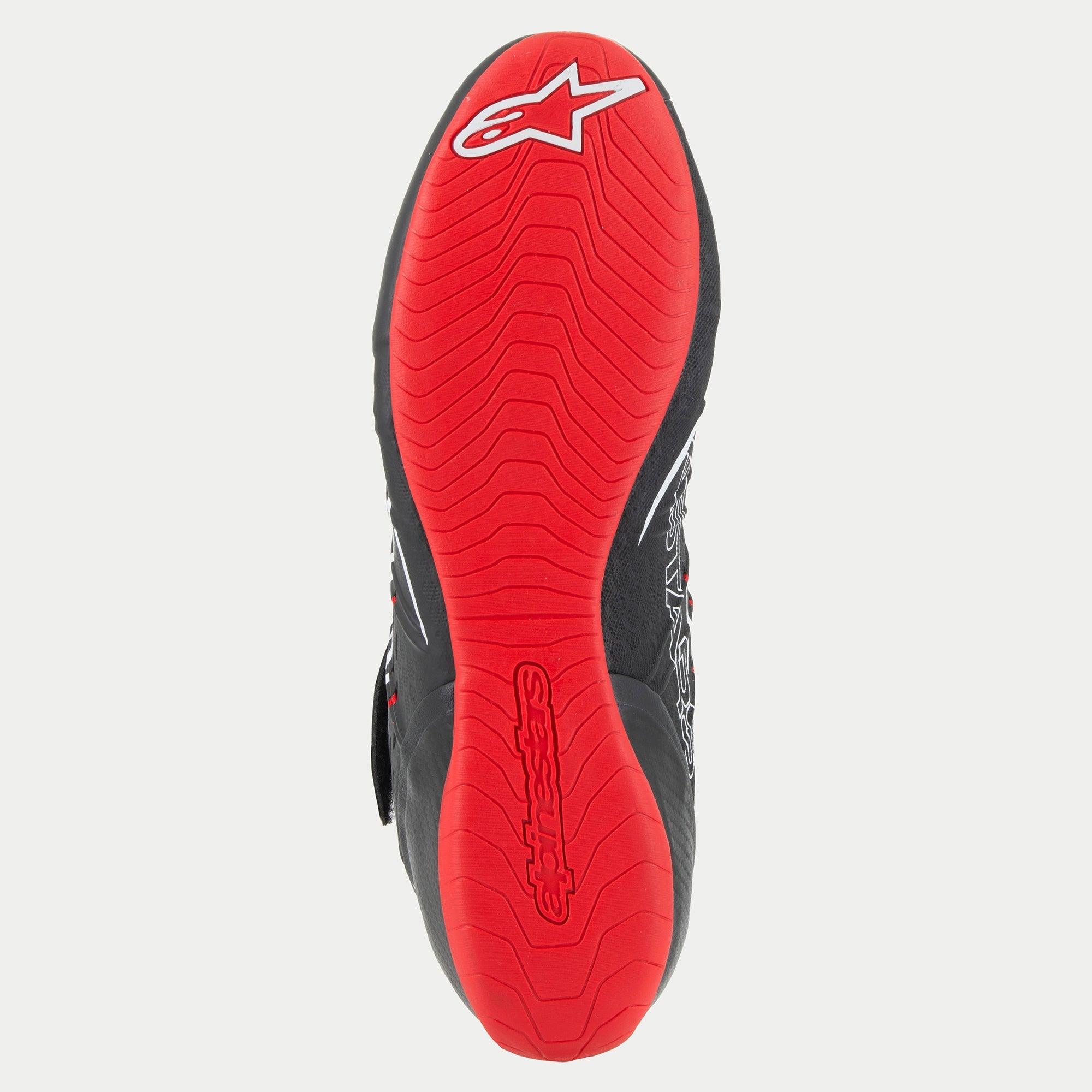 Alpinestars Tech-1 KX V3 schoenen, zoolaanzicht, felrode dunne rubberen buitenzool met getextureerd grippatroon, wit Alpinestars sterlogo op de hiel en merknaam in reliëf, professionele kartschoenen