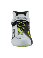Alpinestars Tech-1 KX V3 Schoenen - FIA, kartingschoenen, zwart, wit en fluorgeel, vooraanzicht met fluorgele veters, witte enkelband met zwarte branding, asymmetrisch color-block ontwerp en laser-gesneden ventilatiedetails