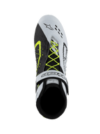 Alpinestars Tech-1 KX V3 schoenen, FIA kartingschoenen, zwart, wit en fluoriserend geel, bovenaanzicht met asymmetrisch neongeel vetersysteem, witte klittenband enkelband en lasergesneden perforaties op de neus