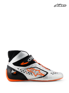 Alpinestars Tech-1 KX V3 schoenen, FIA kartingschoenen in zwart, zilver en fluo oranje, zijaanzicht met thermo-gelaste constructie en asymmetrisch vetersysteem