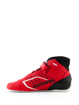 Alpinestars Tech-1 KX V3 schoenen, FIA kartschoenen, rood en zwart, zijaanzicht, met naadloze thermo-gelaste constructie, lasergesneden perforaties, zwarte ASTARS-branding en lichtgewicht race-ontwerp.
