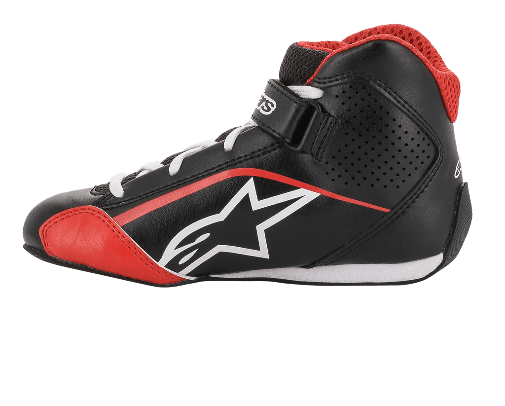 Alpinestars Youth Tech-1 K schoenen, kartschoenen, zwart, wit en rood, zijprofiel met wit sterlogo, rode mesh kraag, witte veters en enkelbandje, lichtgewicht microvezel- en mesh-ontwerp voor racen