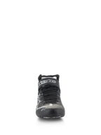 Chaussures Alpinestars Tech-1 Z V3 FIA, chaussures de course automobile, noir et argent, vue de face montrant le système de laçage rapide et le logo Alpinestars sur la sangle, construction élégante en cuir de bovin pour des performances professionnelles en sport automobile