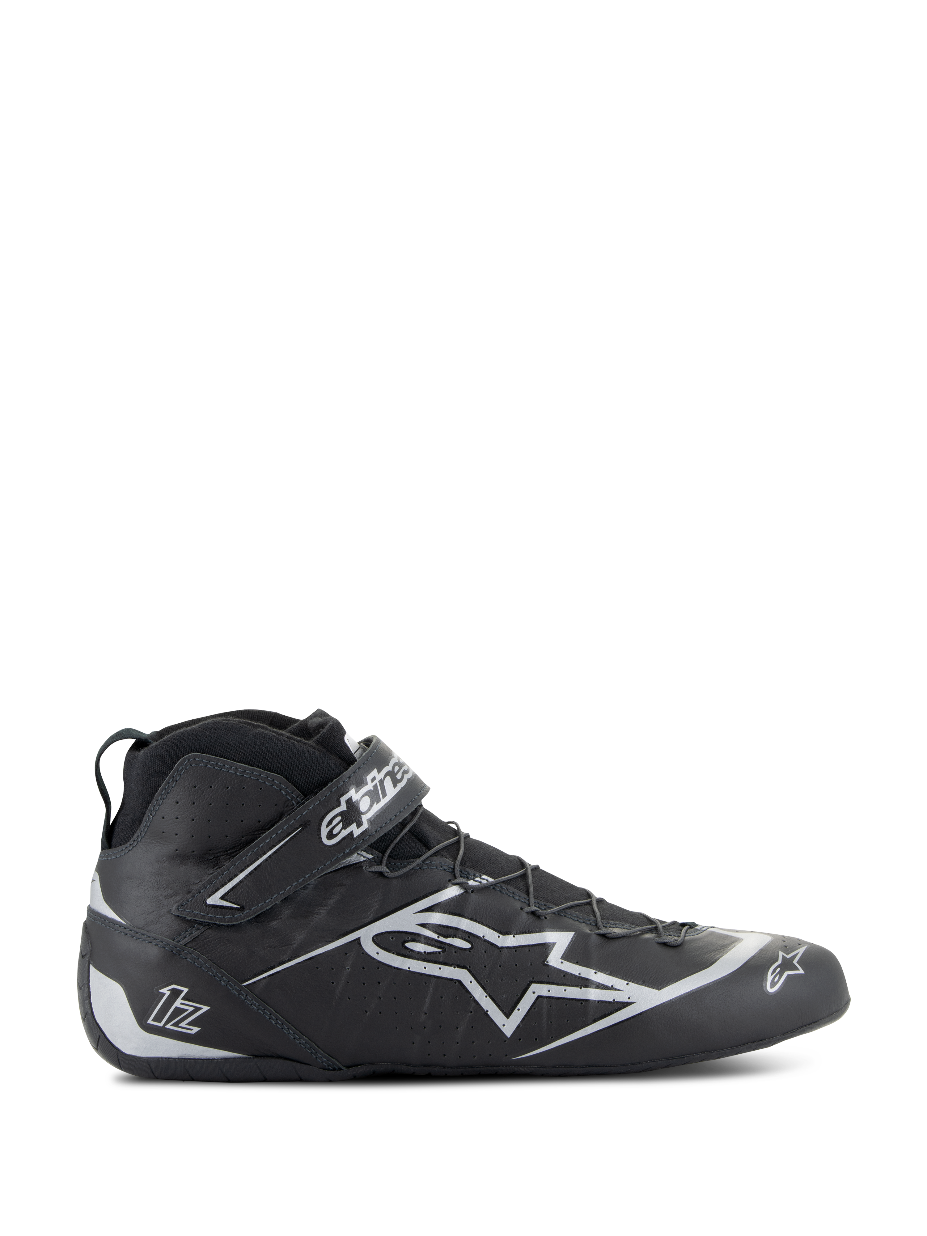 Alpinestars Tech-1 Z V3 Shoes FIA, chaussures de course automobile noir et argent, profil latéral au design montant avec logo étoile argenté, fermeture par sangle Velcro intégrée, système de laçage rapide, empiècements en cuir perforé pour la respirabilité, chaussures de sport automobile professionnelles certifiées FIA