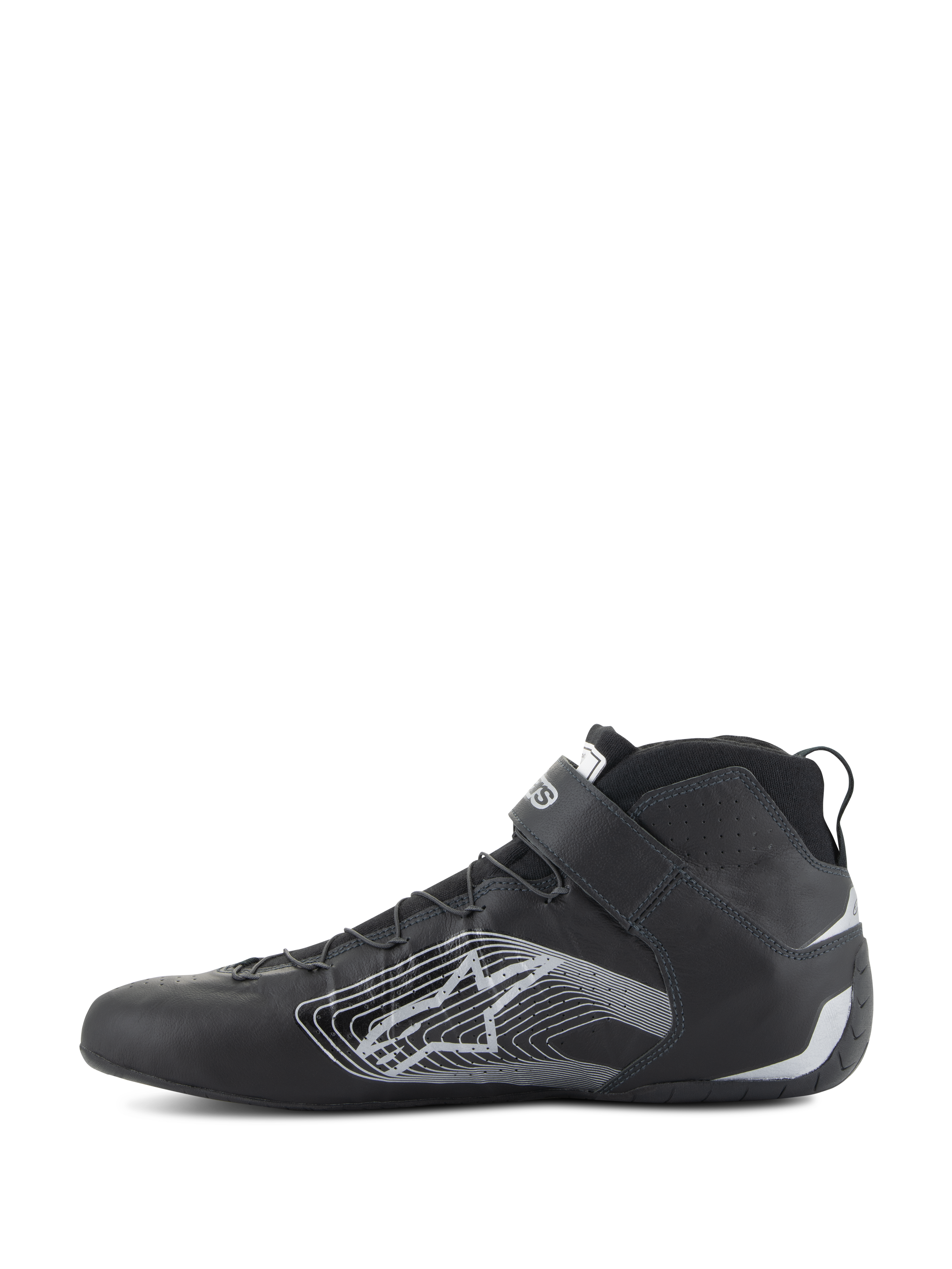 Chaussures Alpinestars Tech-1 Z V3 FIA, chaussures de course automobile, noir et argent, vue de profil, tige en cuir de bovin haut de gamme avec grand logo en étoile stylisée argentée, sangle de cheville à velcro et design montant élégant pour des performances professionnelles en sport automobile.