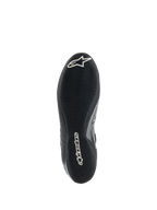 Chaussures Alpinestars Tech-1 Z V3 FIA, vue de la semelle de la chaussure de course Noir Argent, dotées d'une semelle extérieure fine en caoutchouc dérivée de la F1 avec bande de roulement asymétrique, marquage blanc comprenant le logo Astar et le lettrage Alpinestars