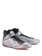 Chaussures Alpinestars Tech-1 Z V3 FIA, chaussures de course automobile, argent foncé avec accents noirs et rouges, tige en cuir argenté métallisé avec système de laçage rapide noir, sangle de cheville avec logo et détails de semelle rouge fine.