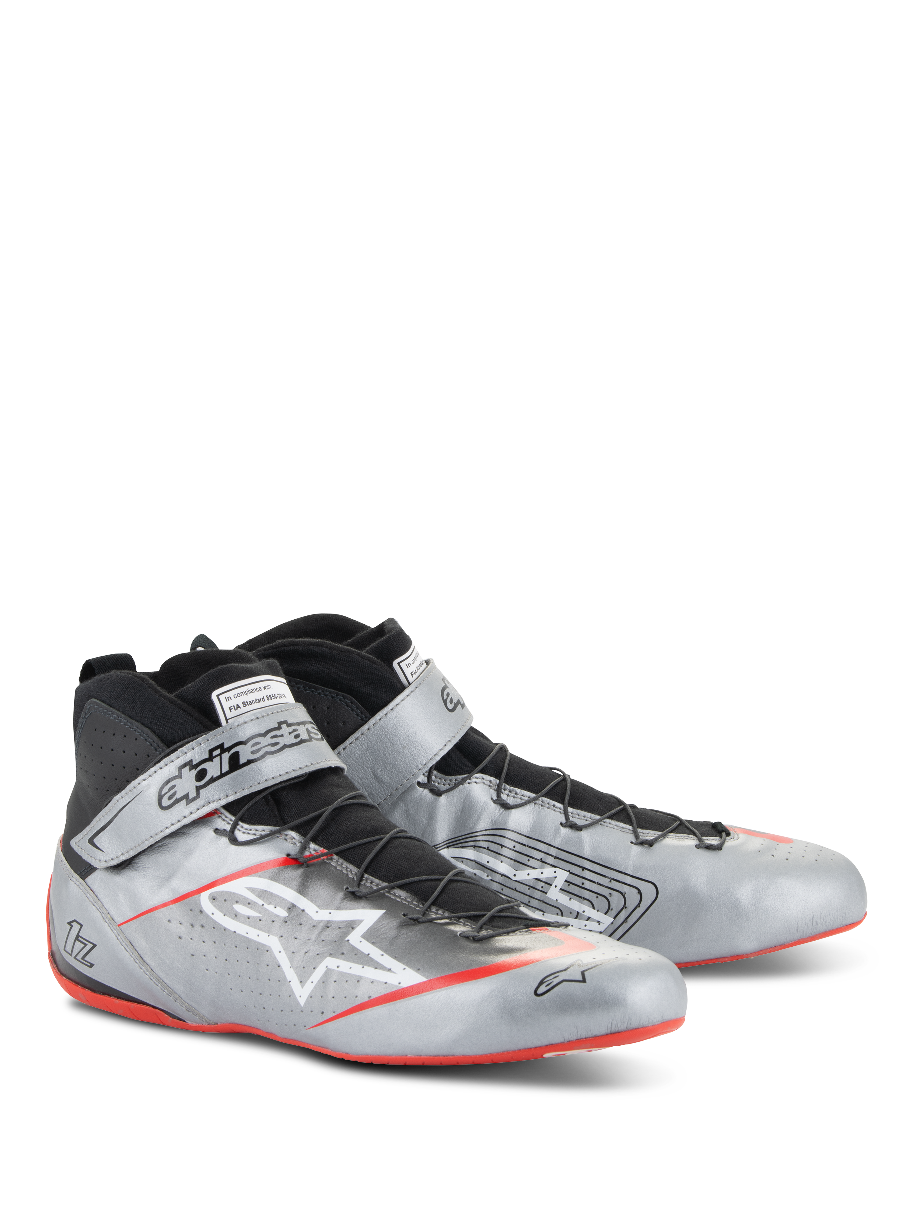Chaussures Alpinestars Tech-1 Z V3 FIA, chaussures de course automobile, argent foncé avec accents noirs et rouges, tige en cuir argenté métallisé avec système de laçage rapide noir, sangle de cheville avec logo et détails de semelle rouge fine.