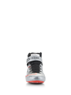 Chaussures Alpinestars Tech-1 Z V3 FIA, chaussures de course automobile, argent foncé, noir et rouge, vue de face présentant une tige en cuir argenté métallisé, un système de laçage rapide noir, des accents rouges sur le bout, le logo Alpinestars sur la sangle de cheville et l'étiquette d'homologation FIA sur la languette