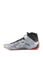 Chaussures Alpinestars Tech-1 Z V3 FIA, chaussures de course automobile, argent foncé, noir et rouge, profil latéral d'une chaussure de conduite professionnelle, tige en cuir argent métallisé avec col en tricot noir, arborant le logo Alpinestars blanc et une fine semelle en caoutchouc rouge