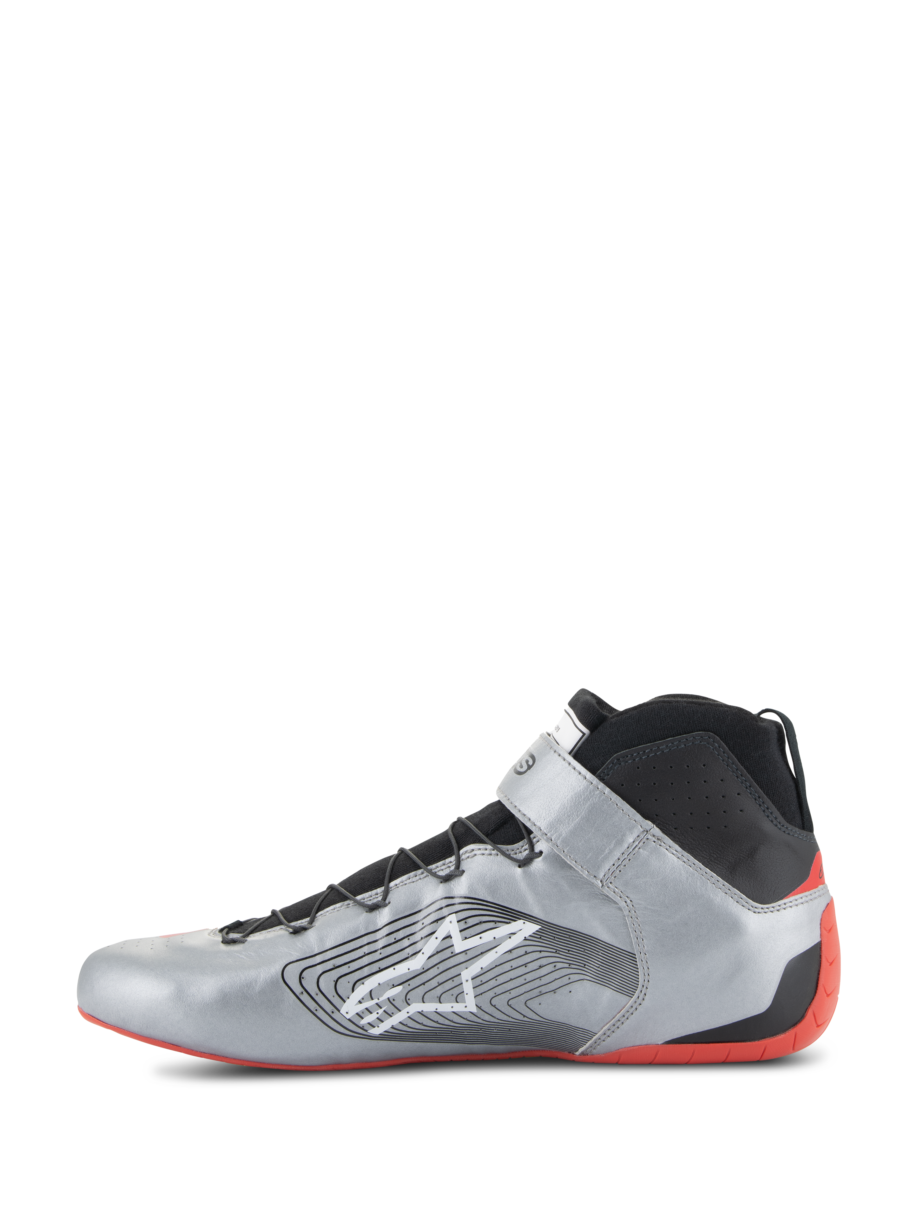 Chaussures Alpinestars Tech-1 Z V3 FIA, chaussures de course automobile, argent foncé, noir et rouge, profil latéral d'une chaussure de conduite professionnelle, tige en cuir argent métallisé avec col en tricot noir, arborant le logo Alpinestars blanc et une fine semelle en caoutchouc rouge