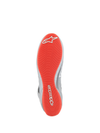 Alpinestars Tech-1 Z V3 Shoes FIA, chaussures de course automobile, argent foncé, noir et rouge, vue de dessous montrant la semelle extérieure en caoutchouc rouge vif avec logos Alpinestars blancs, motif de semelle texturé asymétrique pour l'adhérence, accents en cuir argenté sur le côté