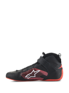 Chaussures Alpinestars Tech-1 Z V3 FIA, chaussures de course automobile, noir et rouge, vue de profil, construction en cuir premium avec contrefort de talon rouge, logo Astars blanc avec graphique linéaire rouge, sangle de cheville et lacets fins