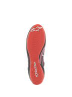 Alpinestars Tech-1 Z V3 Shoes FIA, vue de dessous de la semelle de la chaussure de course, caoutchouc texturé rouge vif, motif de semelle asymétrique pour une adhérence élevée et une sensibilité aux pédales, logo et lettrage Alpinestars blancs