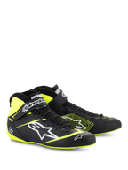 Chaussures Alpinestars Tech-1 Z V3 FIA, chaussures de course automobile, noir et jaune fluo, avec logo Alpinestars blanc, système de laçage rapide et sangle de cheville, design montant en cuir pour le sport automobile professionnel