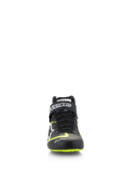 Chaussures Alpinestars Tech-1 Z V3 FIA, chaussures de course automobile, noir et jaune fluo, vue de face, dotées d'un système de laçage rapide à double fermeture et d'une sangle de cheville avec logo, accents jaune vif sur la pointe et la semelle, construction en cuir de qualité supérieure.