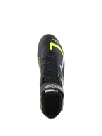 Chaussures Alpinestars Tech-1 Z V3 FIA, chaussures de course automobile, noir et jaune fluo, vue de dessus montrant le système de laçage rapide à double fermeture, sangle Velcro avec logo et construction en cuir de qualité supérieure pour le sport automobile professionnel.