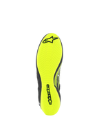 Chaussures Alpinestars Tech-1 Z V3 FIA, chaussures de course automobile, vue de la semelle extérieure en Jaune Fluo, avec motif de bande de roulement asymétrique et logo Alpinestars noir, semelle fine en caoutchouc pour une sensibilité maximale aux pédales et une adhérence optimale
