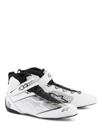Chaussures Alpinestars Tech-1 Z V3 FIA, chaussures de course automobile, blanc et noir, dotées de cuir de bovin de première qualité avec panneaux perforés, système de laçage rapide avec une sangle Velcro sécurisée, design de sport automobile professionnel et épuré