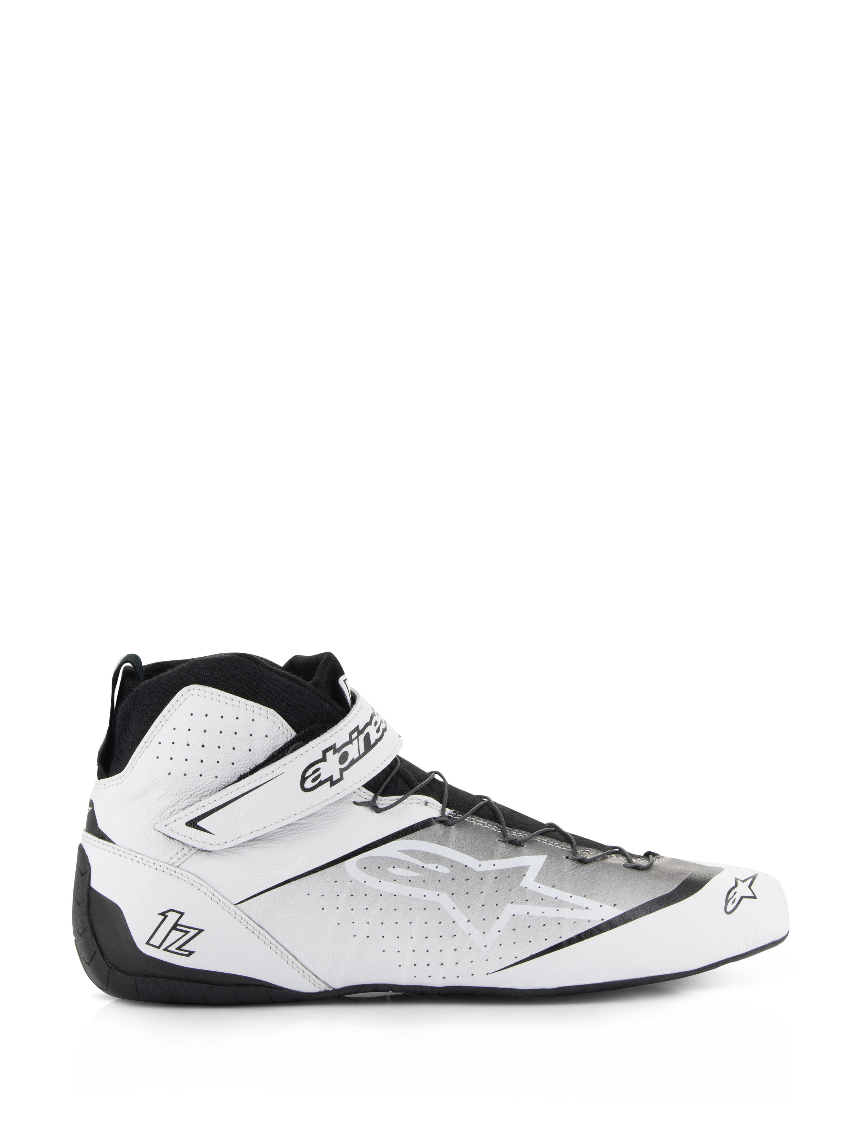 Alpinestars Tech-1 Z V3 Shoes FIA, chaussures de course automobile, blanc et noir, modèle montant avec tige en cuir perforé, fermeture par sangle avec marquage Alpinestars, semelle fine en caoutchouc pour la sensibilité aux pédales, profil sport automobile épuré