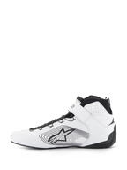 Alpinestars Tech-1 Z V3 Shoes FIA, chaussures de course automobile, blanc et noir, profil latéral d'une chaussure de course en cuir premium avec laçage rapide noir, sangle de cheville blanche et logo étoilé Alpinestars avec graphisme linéaire sur le côté