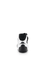 Chaussures Alpinestars Tech-1 Z V3 FIA, chaussures de course automobile, blanc et noir, vue arrière avec tirette noire au talon, semelle en caoutchouc texturé et tige en cuir de bovin blanc avec logo étoile Alpinestars