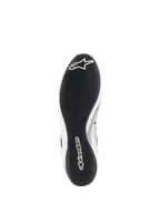Chaussures Alpinestars Tech-1 Z V3 FIA, chaussures de course automobile, blanc et noir, vue de dessous montrant la semelle extérieure en caoutchouc fin inspirée de la F1 avec bande de roulement asymétrique, logo Alpinestars blanc sur la pointe et marquage sur le talon