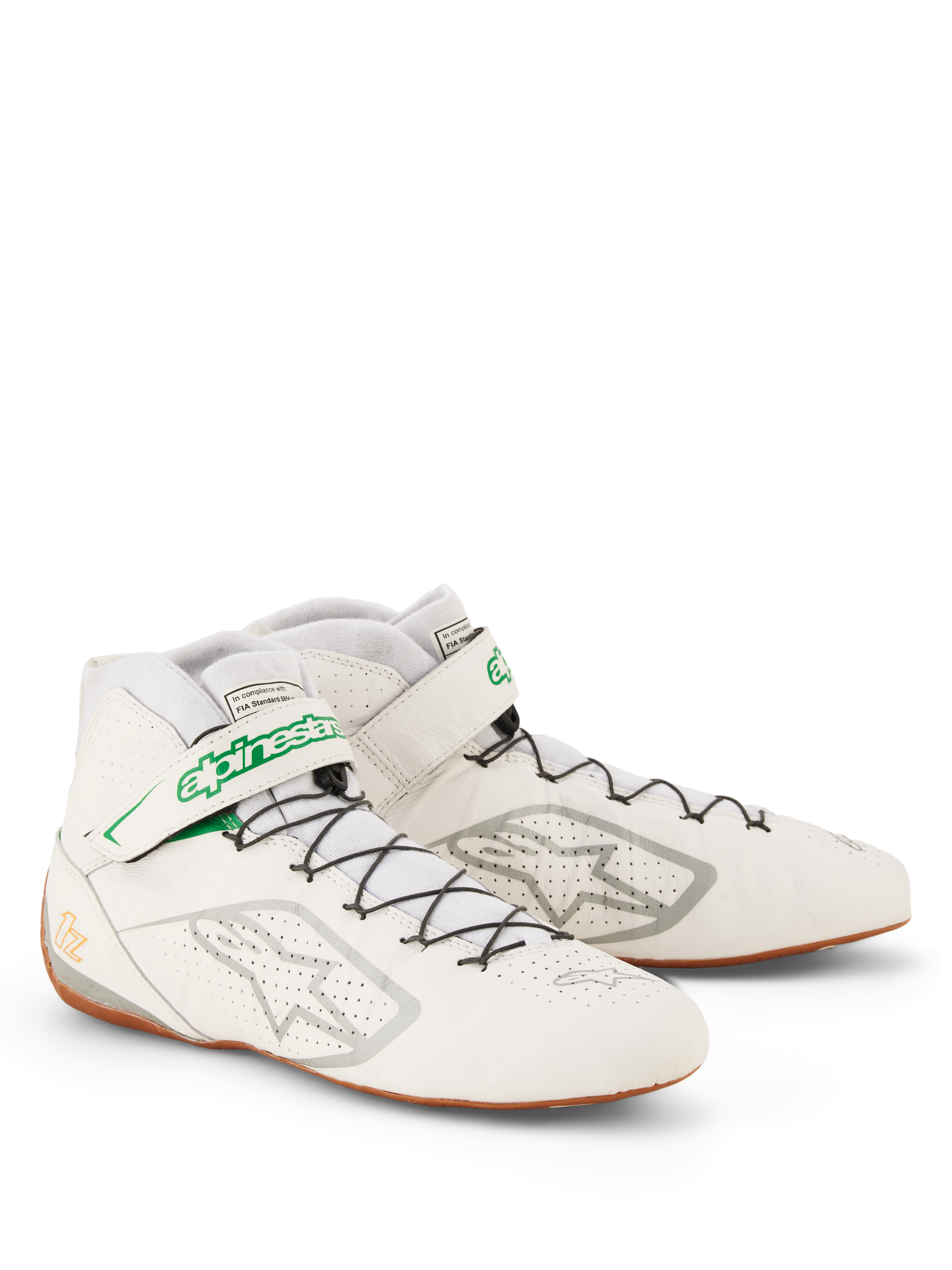 Chaussures Alpinestars Tech-1 Z V3 FIA, chaussures de course blanc, vert, gomme et argent, tige en cuir bovin perforé, système de laçage rapide avec sangle à logo vert, semelle fine en caoutchouc gomme pour une meilleure sensation des pédales, chaussures de sport automobile professionnelles