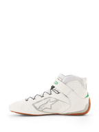 Chaussures Alpinestars Tech-1 Z V3 FIA, chaussures de course blanches avec des accents verts et argentés, semelle gomme, design montant en cuir perforé, système de laçage rapide avec support en fil métallique, logo Alpinestars argenté sur le côté
