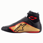 Chaussures Alpinestars Supermono V2 FIA, chaussures de course automobile, noir, or et rouge, vue de profil présentant une construction élégante en cuir d'une seule pièce, un panneau latéral doré avec logo étoile noir, des accents rouges et un col élastique côtelé.