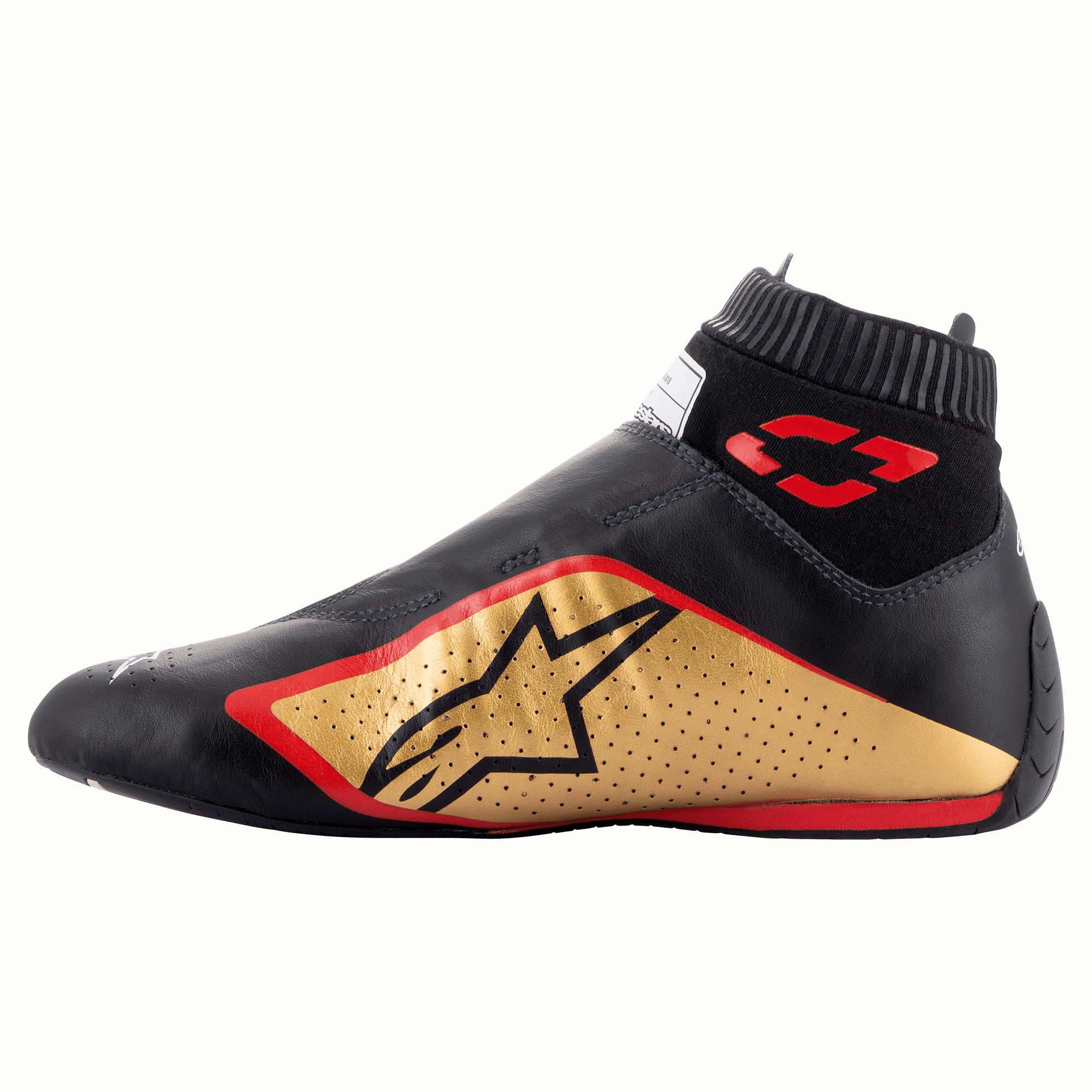 Chaussures Alpinestars Supermono V2 FIA, chaussures de course automobile, noir, or et rouge, vue de profil présentant une construction élégante en cuir d'une seule pièce, un panneau latéral doré avec logo étoile noir, des accents rouges et un col élastique côtelé.