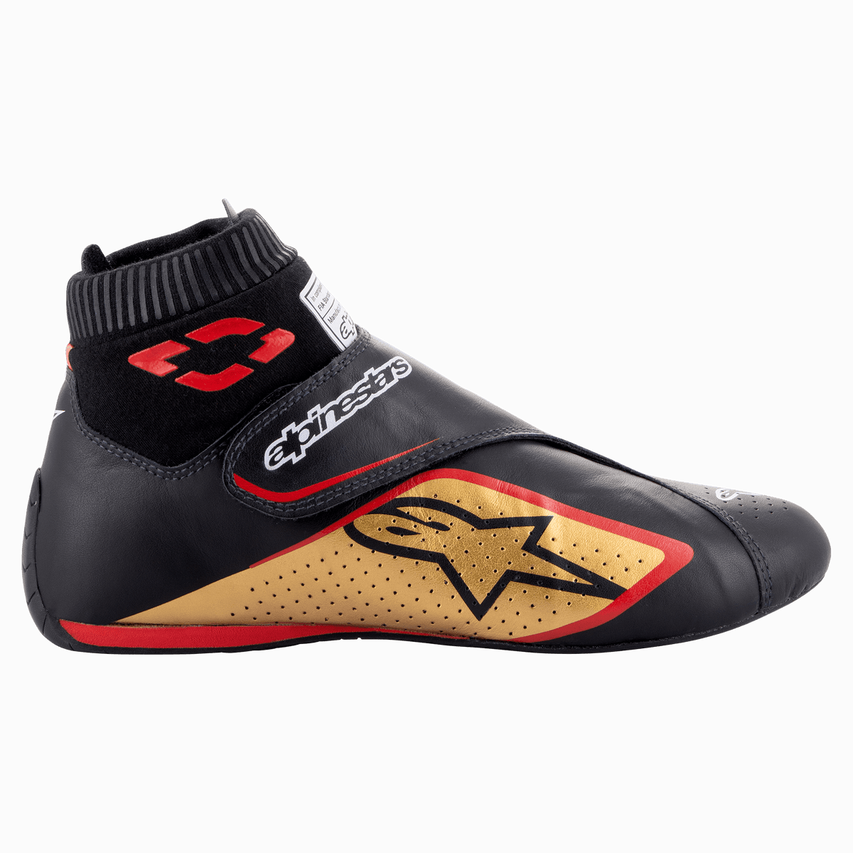 Alpinestars Supermono V2 Shoes FIA, chaussures de course automobile, noir, or et rouge, vue de profil montrant la construction en cuir avec panneaux perforés, grand logo étoile dorée, col ignifuge élastique de style chaussette et sangle de fermeture à crochet et boucle.