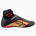 Alpinestars Supermono V2 Shoes FIA, chaussures de course automobile, noir, or et rouge, vue de profil montrant la construction en cuir avec panneaux perforés, grand logo étoile dorée, col ignifuge élastique de style chaussette et sangle de fermeture à crochet et boucle.