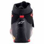 Chaussures Alpinestars Supermono V2 FIA, vue arrière du talon de la chaussure de course, noires avec logo étoile blanc et accents rouges, dotées d'un col ignifugé côtelé et d'une construction en cuir profilée