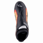 Chaussures Alpinestars Supermono V2 FIA, Noir Or Rouge, vue de dessus d'une chaussure de course ultra-légère, cuir noir de première qualité avec accents latéraux dorés et rouges, zones perforées pour la ventilation et logo Alpinestars sur la pointe.