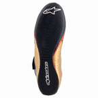 Alpinestars Supermono V2 Shoes FIA, chaussures de course, noir, or et rouge, vue de dessous montrant la semelle extérieure fine en mélange de caoutchouc avec adhérence texturée, logo et marquage Alpinestars blancs, tige en cuir doré avec accents rouges