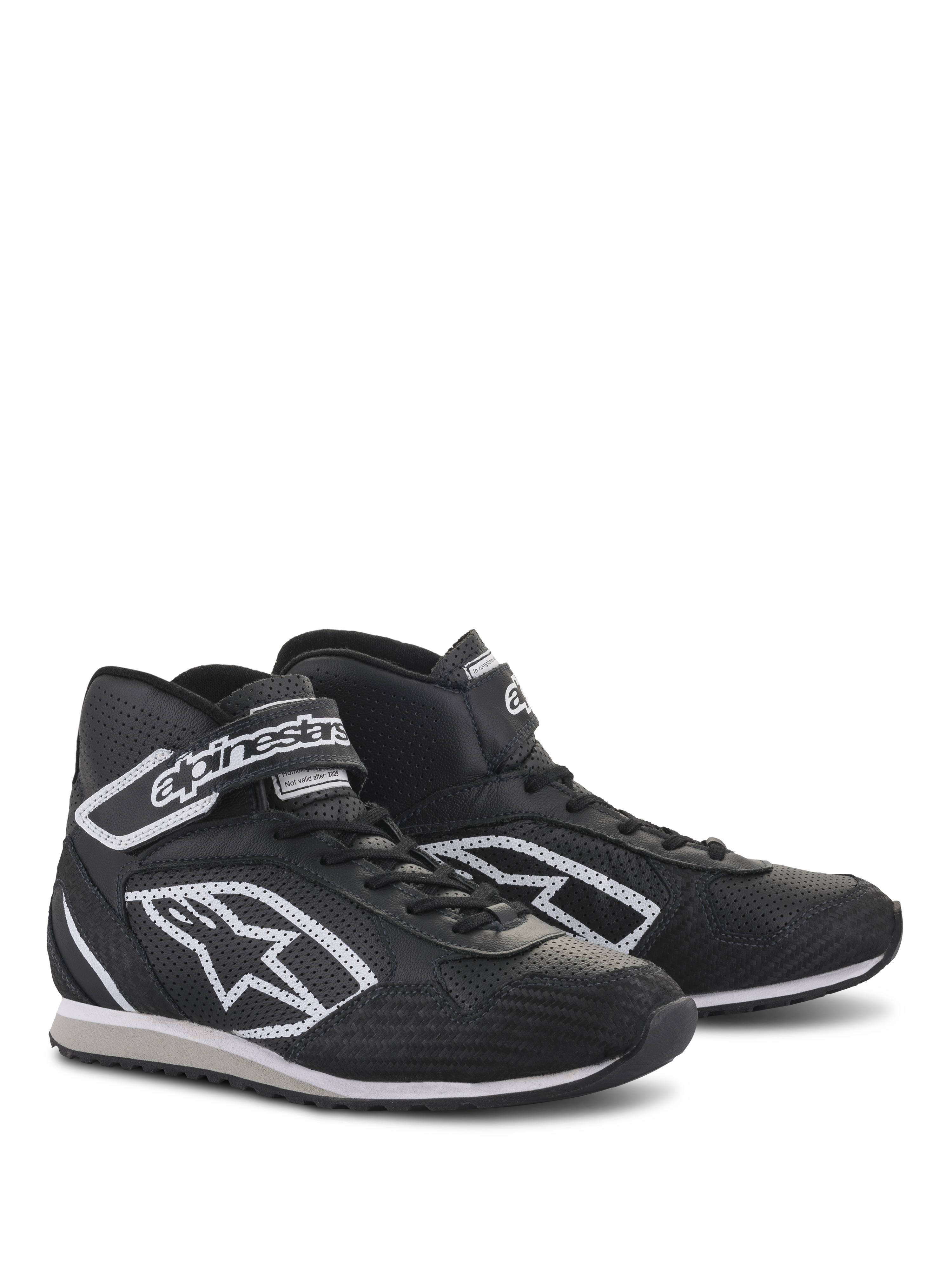 Chaussures Alpinestars Radar, chaussures professionnelles pour équipes de stand, noir et blanc, conception en cuir avec zones de refroidissement perforées, avec logo Astars blanc sur le côté et sangle de cheville réglable, semelle en caoutchouc durable pour le garage