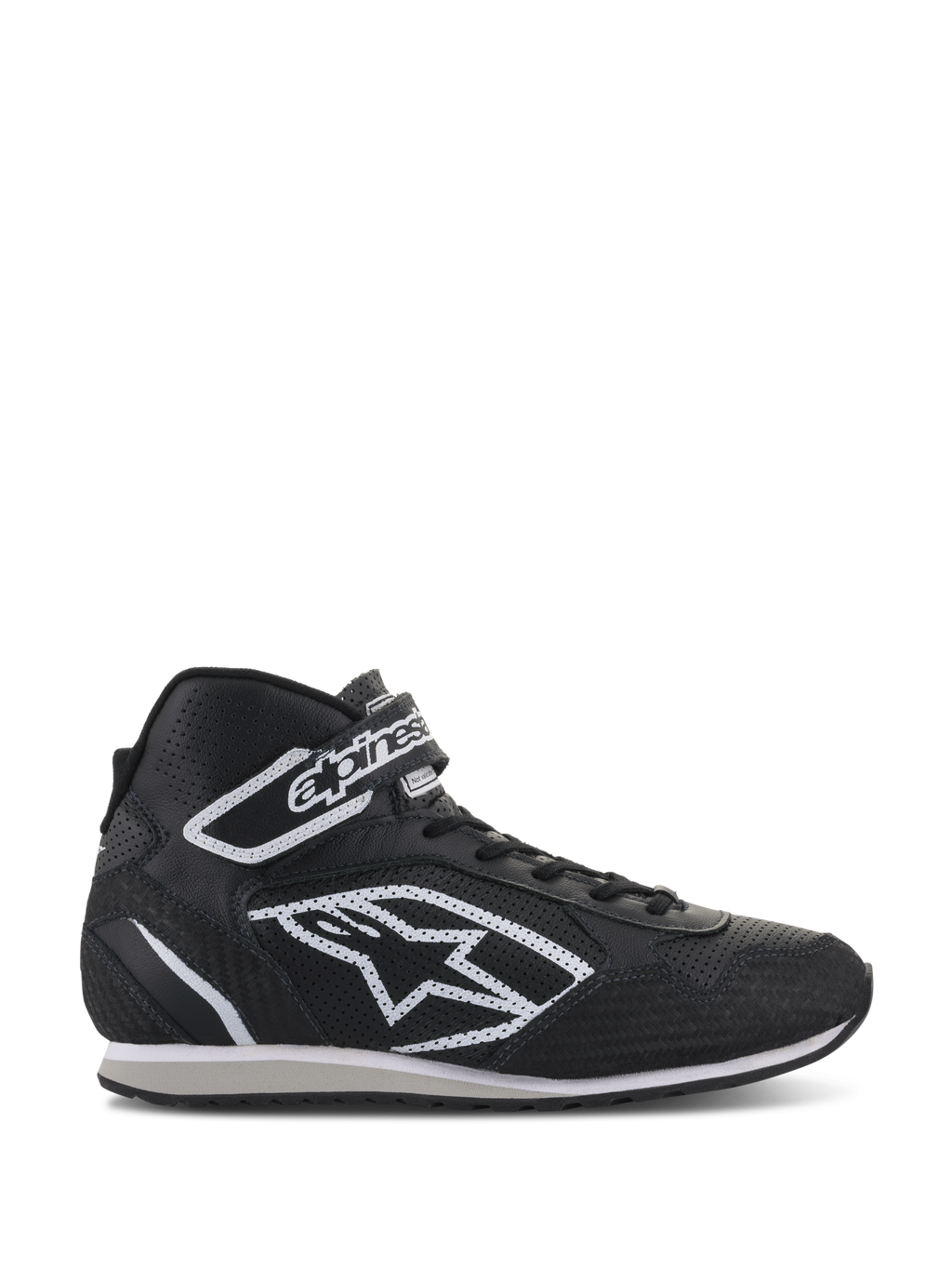 Chaussures Alpinestars Radar, chaussures professionnelles pour équipe de stand de course automobile, noir et blanc, tige en cuir perforé avec grand logo étoile blanc, design montant avec sangle de cheville Velcro et lacets, style durable inspiré du sport automobile
