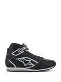 Chaussures Alpinestars Radar, chaussures professionnelles pour équipe de stand de course automobile, noir et blanc, tige en cuir perforé avec grand logo étoile blanc, design montant avec sangle de cheville Velcro et lacets, style durable inspiré du sport automobile