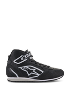 Chaussures Alpinestars Radar, chaussures professionnelles pour équipe de stand de course automobile, noir et blanc, tige en cuir perforé avec grand logo étoile blanc, design montant avec sangle de cheville Velcro et lacets, style durable inspiré du sport automobile