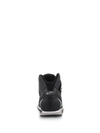 Chaussures Alpinestars Radar, chaussures pour équipes de stand de course automobile, noir et blanc, vue arrière mettant en évidence le talon en cuir de carbone renforcé avec logo Astars blanc, panneaux en cuir perforé et col ergonomique à coupe basse